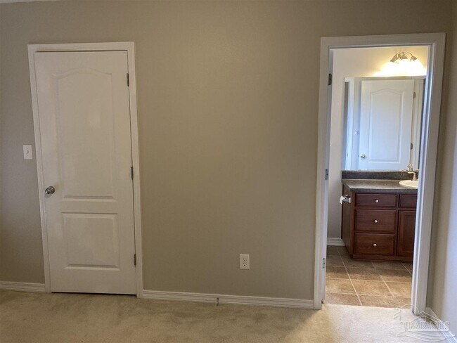 Building Photo - 8770 Kennedy Dr