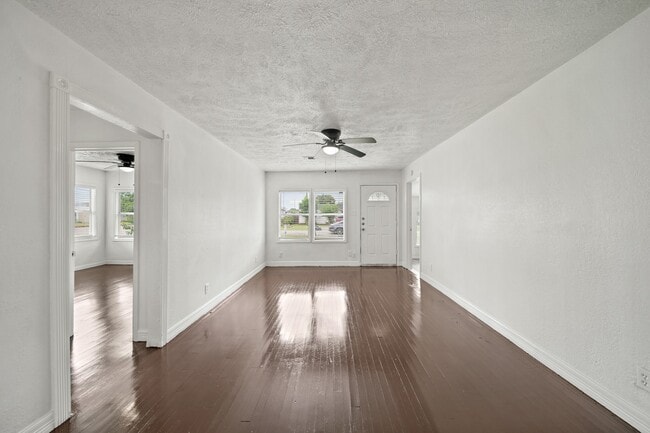 Building Photo - 606 W 7th St