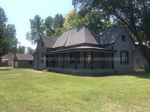 Building Photo - 3 Bedroom 1.5 Bathroom home with a 2 car g...