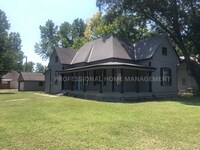Building Photo - 3 Bedroom 1.5 Bathroom home with a 2 car g...