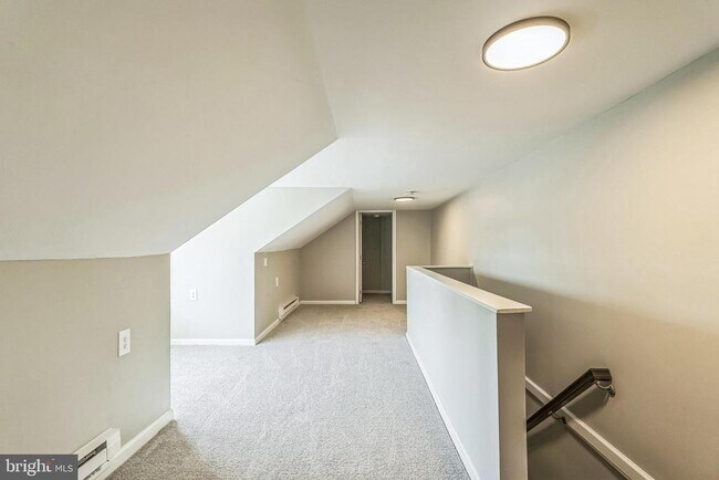 Building Photo - 557 9th Ave