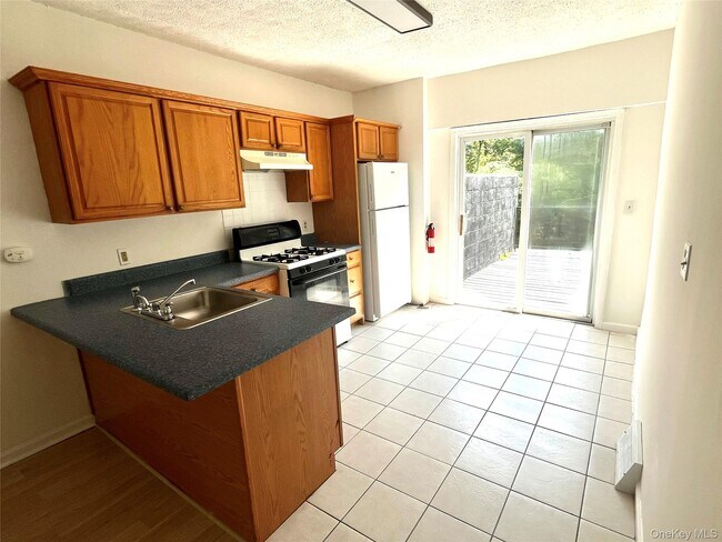 Building Photo - 161 White Sulphur Rd