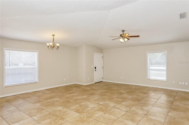 Building Photo - 824 Pinewood St