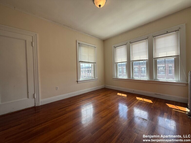 Building Photo - 15 Glenville Ave
