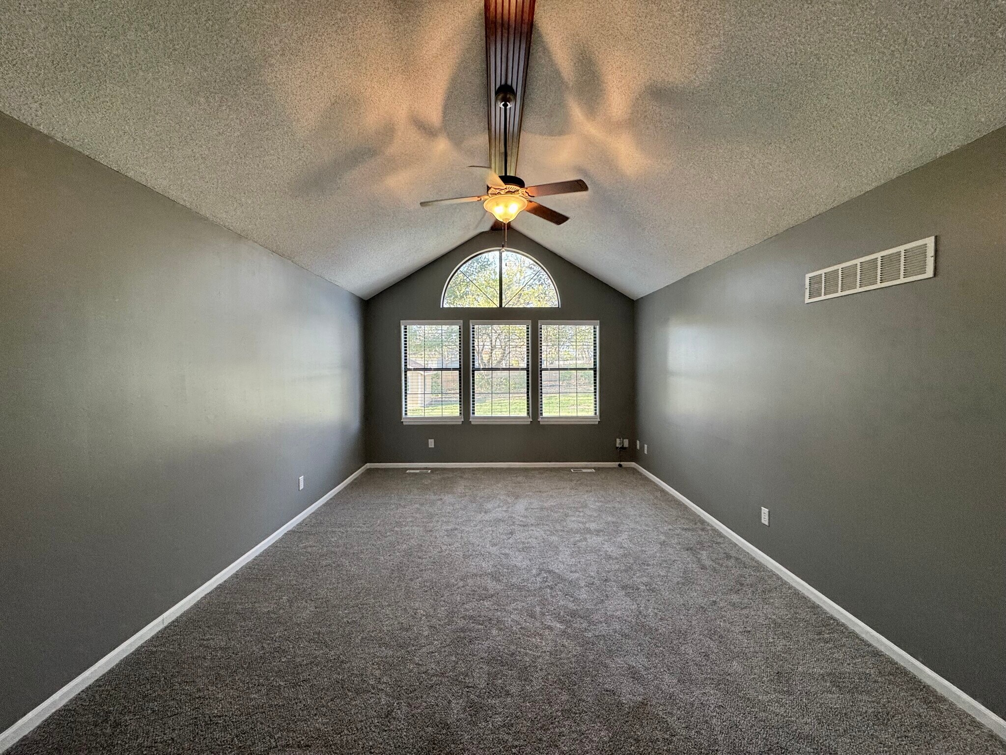 Building Photo - 1412 SW Highland Dr