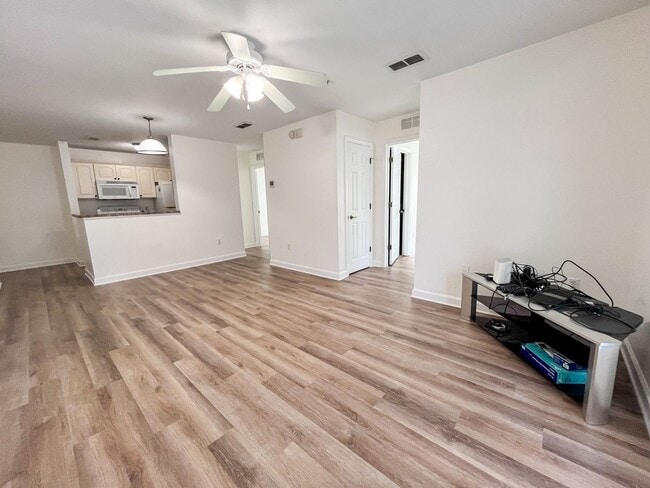 Building Photo - Oxford Terrace Phase I: 4/4 luxury apartment just 3 blocks from UF & 1 block from Sorority Row. L...