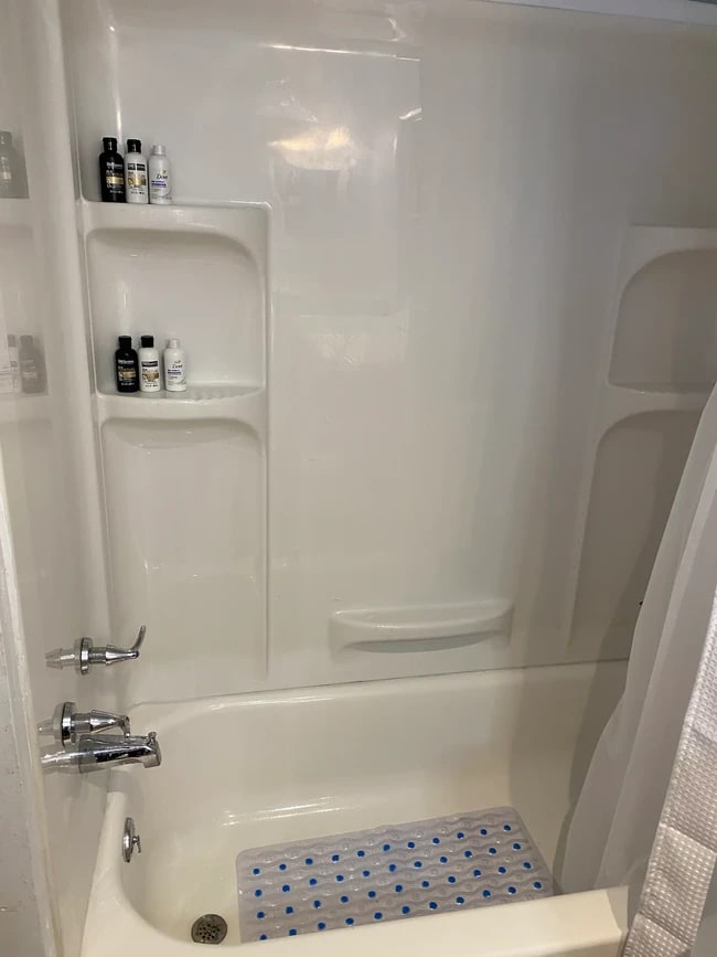 Bathtub/ shower - 2404 Elm St