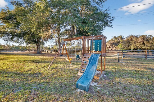 Building Photo - Lakefront 4-Bedroom Home for Rent in Beautiful Umatilla, FL