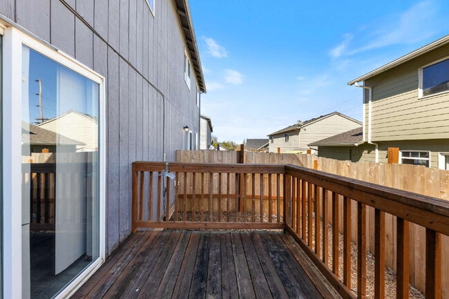 Building Photo - Spacious Townhome 3 Bedrooms plus office!