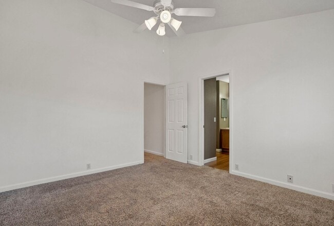 Building Photo - Cute 2bd, 2.5ba Townhome Across from Cottonwood Park....shorter lease term available