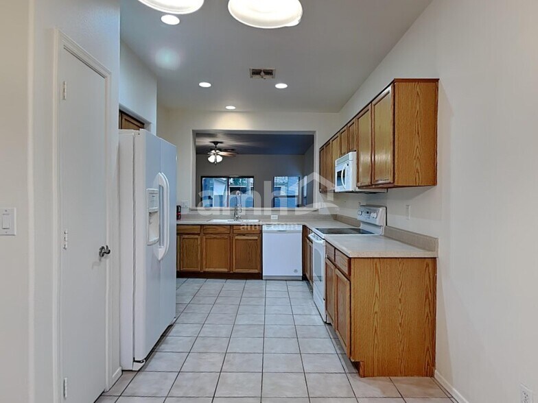 Building Photo - 2852 E Devon Ct