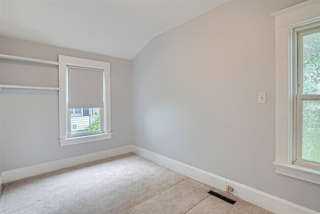 Building Photo - 323 3rd St