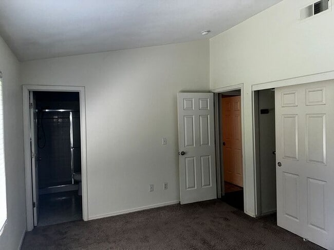 Building Photo - 3 Bedroom 2 Bath House with Amazing Rosevi...