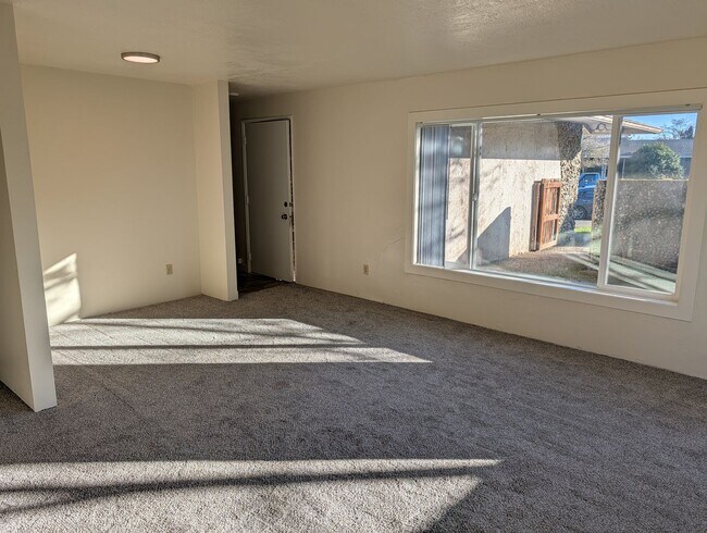 Building Photo - 665 NE 26th St