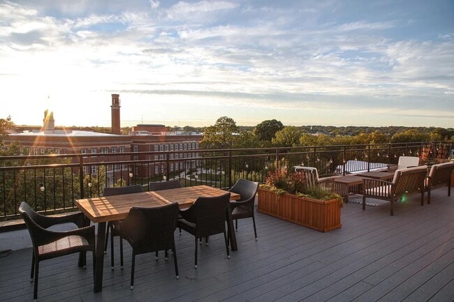 Building Photo - Sunny 1 bed + den 870 sq ft in heart of Pe...