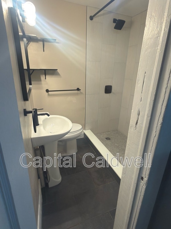 Building Photo - 304 E Hanna Ave