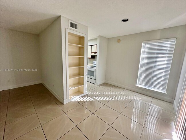 Building Photo - 915 Riverside Dr