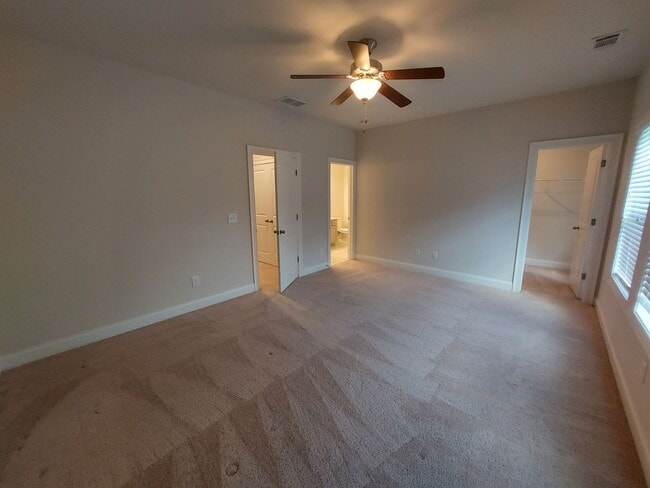 Building Photo - Large 3 Bedroom Luxury Townhome on Silver ...