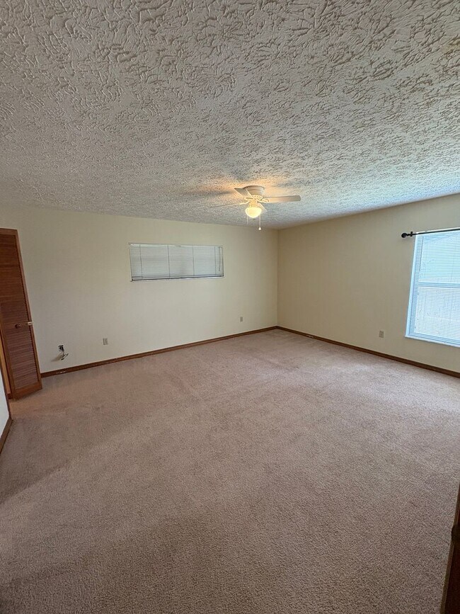 Building Photo - 2/2 home with fenced backyard in Ft Pierce