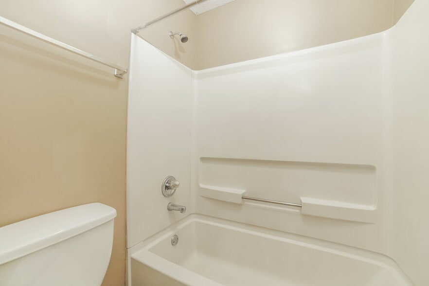 Building Photo - 10674 Oak Leaf Dr