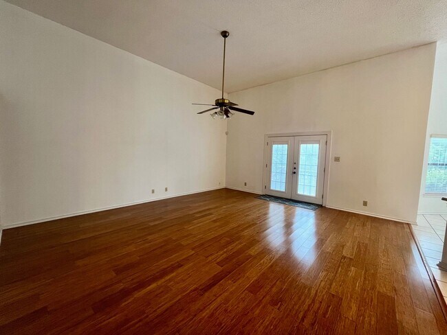 Building Photo - Spacious 3 Bedroom/2.5 Bath home with Large Game Room and Fabulous Deck ~ Move in Ready!