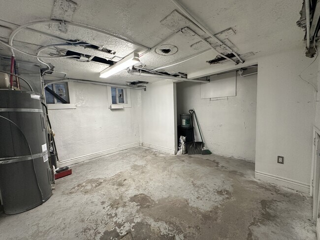 Building Photo - 568 W 300 N