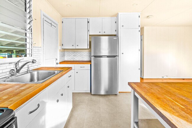 Building Photo - Charming 2/1 Cottage on a Quiet Lane in Ka...