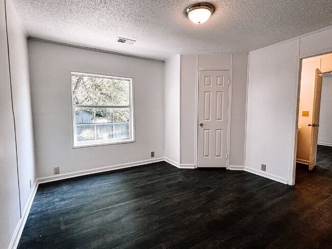 Building Photo - Spacious 4-Bed, 3-Bath Retreat on Greenhill Rd – 2000 Sq Ft of Charleston Charm!