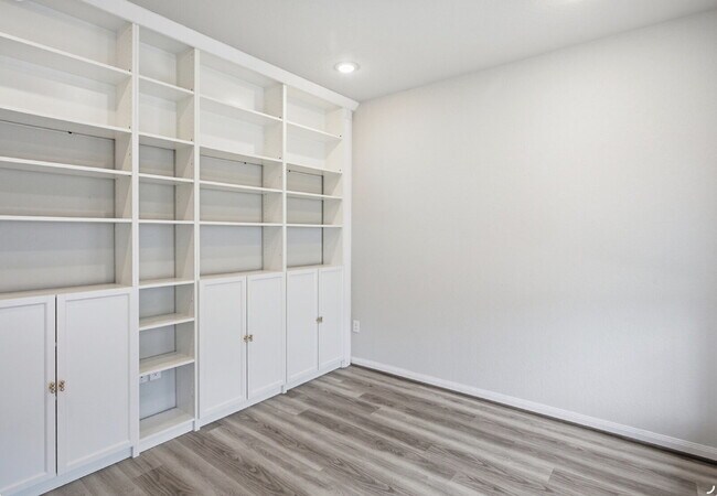 Building Photo - 10051 Mulhouse Dr