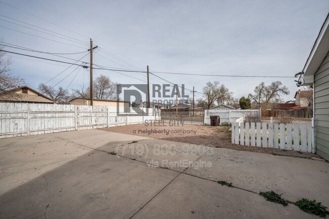 Building Photo - 903 W 15th St