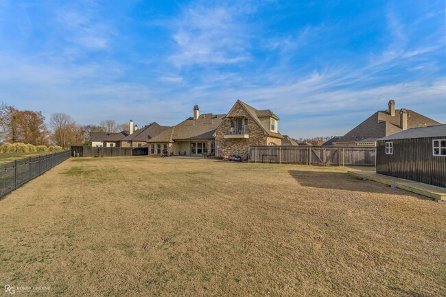 Building Photo - Beautiful 4 bedroom/4 Bathroom Home with a Peaceful Backyard