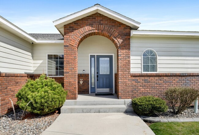 Building Photo - Lakefront Home in Cascade Valley