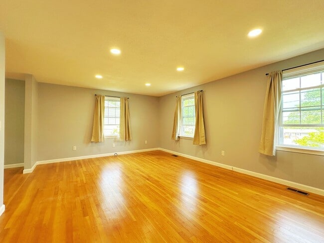 Building Photo - 10 Friar Tuck Ln