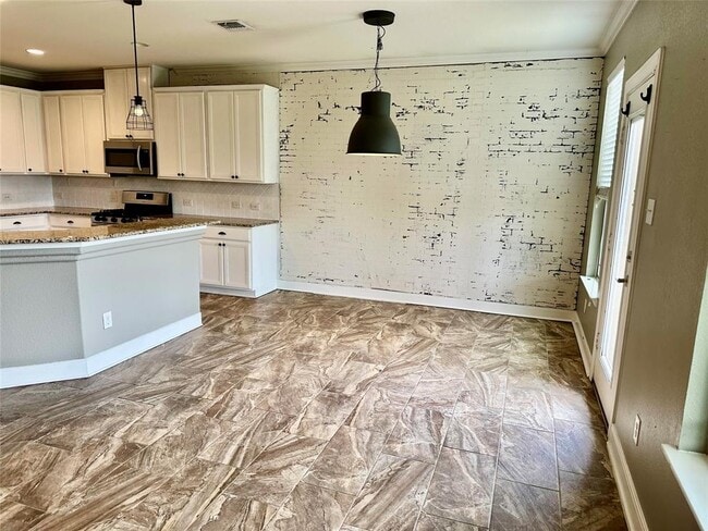 Building Photo - 5849 Sardinia Dr