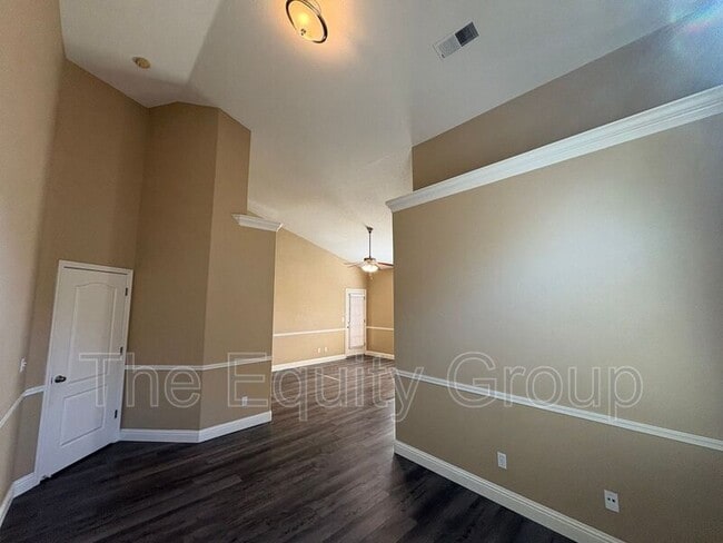 Building Photo - 6227 W Oak Ave