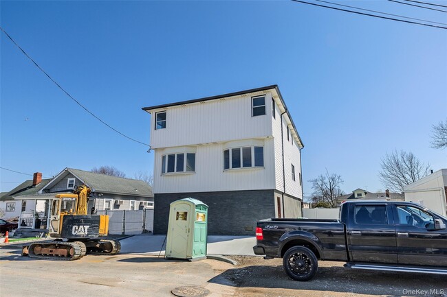 Building Photo - 33 Dock Dr