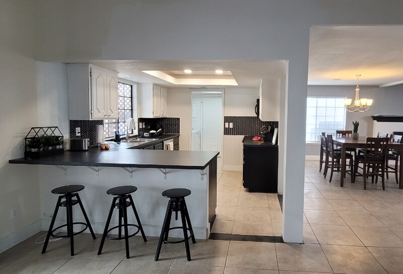 Building Photo - 5709 Avenida Silla