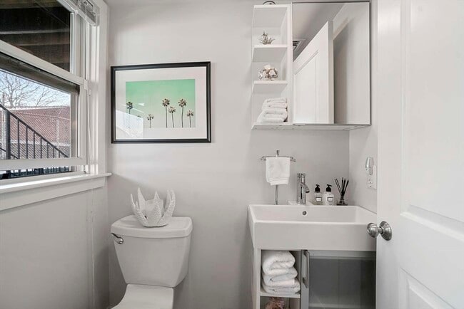 Building Photo - 208-210-210 W Seventh St