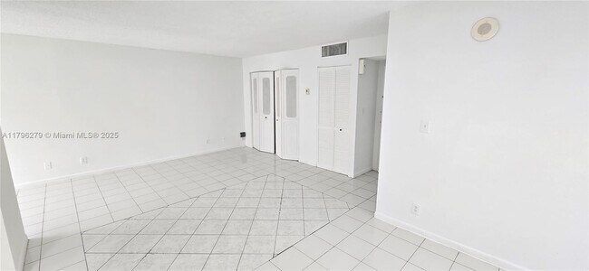 Building Photo - 16919 N Bay Rd
