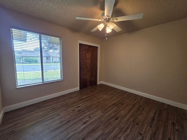 Building Photo - 2 bedroom 1 bathroom condo near Country Club!