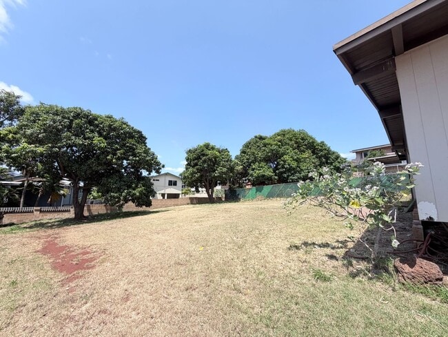 Building Photo - 3 Bedroom 1.5 Bathroom Single Family House Makakilo Home with Yard & Cool Breezes!