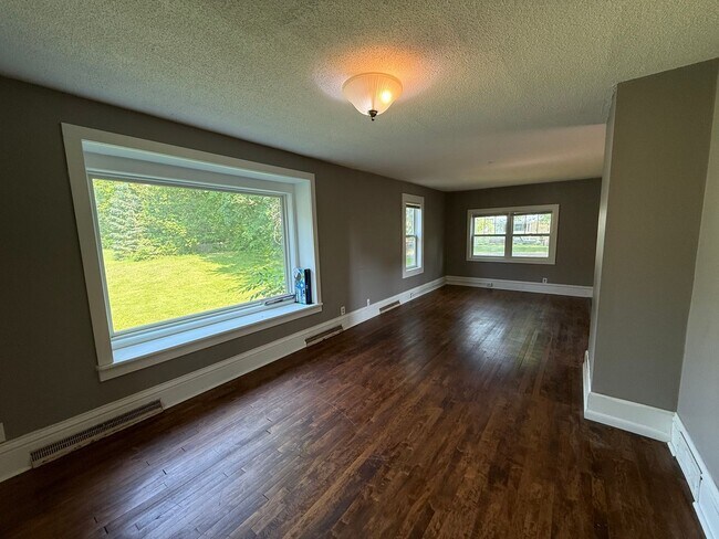 Building Photo - Charming 3-Bedroom Single Family Home in C...