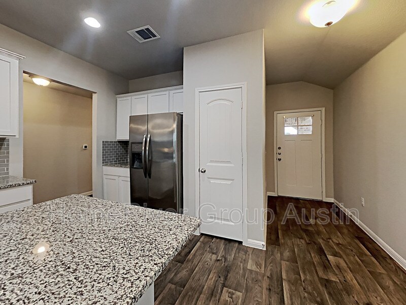 Building Photo - 120 Blue Sage Dr