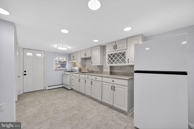 Building Photo - 354 E 6th Ave