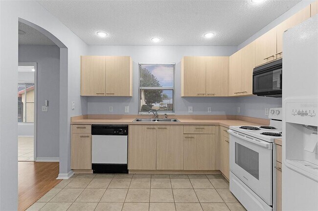 Building Photo - 807 Ramos Dr