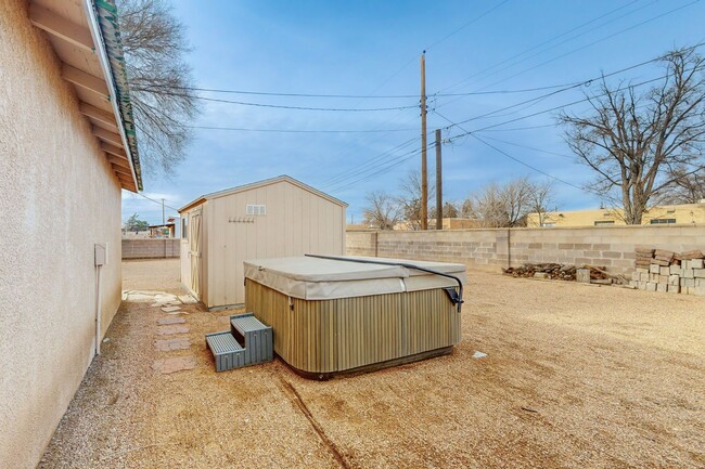 Building Photo - Cozy Valley 2 bd w/spacious back yard (2 c...