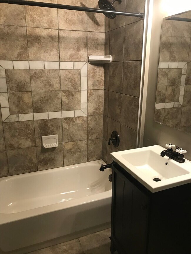 Building Photo - 825 S Braddock Ave