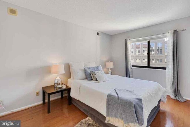 Building Photo - 900 N Stafford St