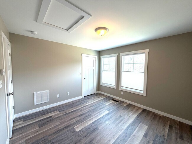 Building Photo - Leicester - Immaculate Three Bedroom with Huge Backyard