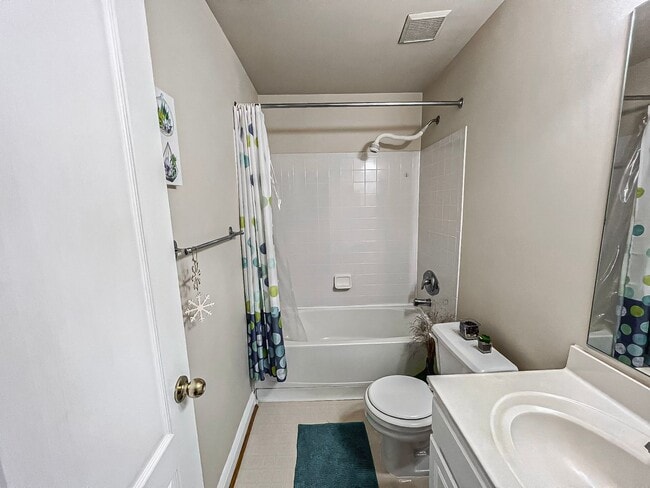 Building Photo - Lovely Tri-Level 3 Bedroom 2 Bathroom And ...